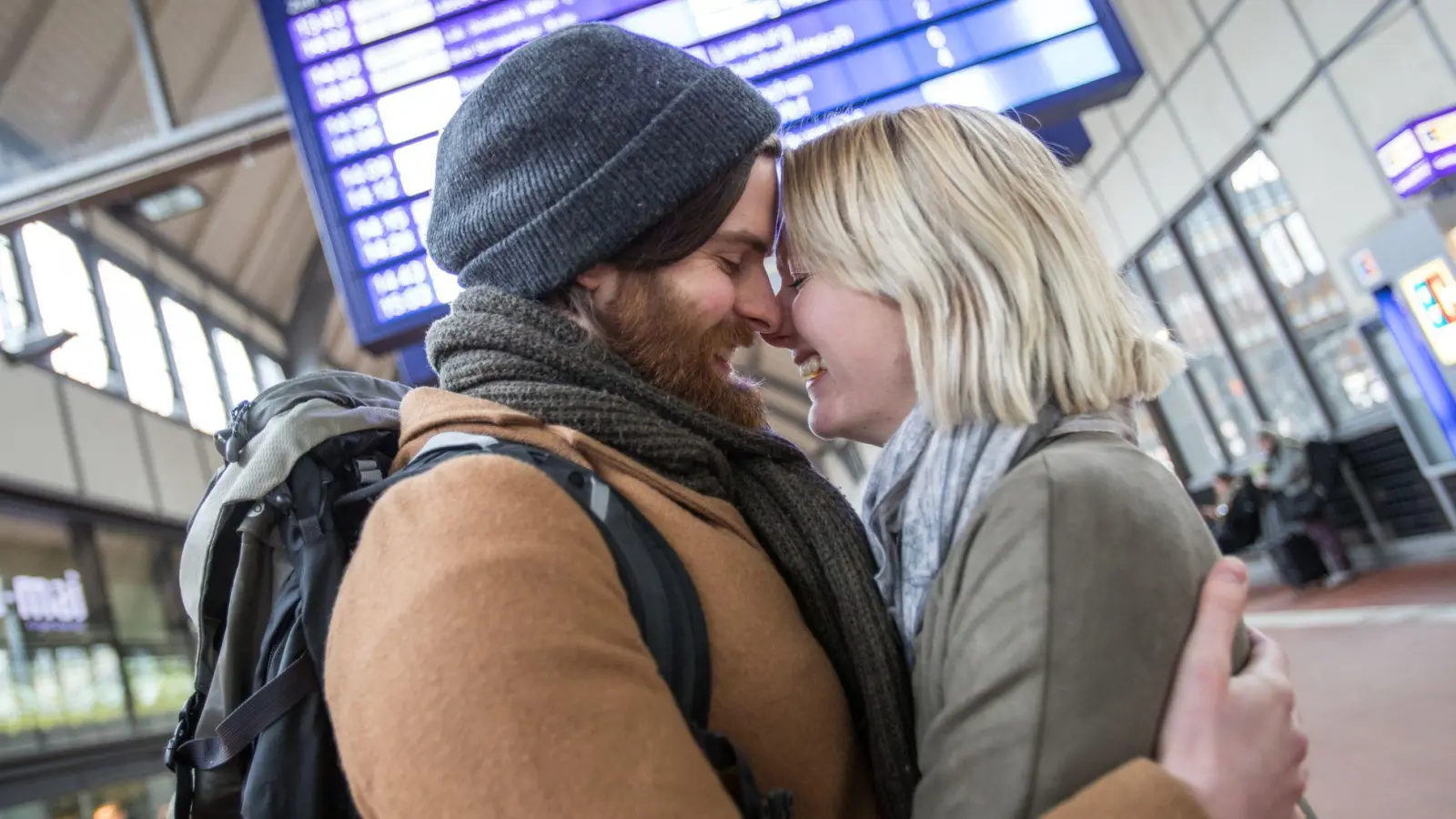 Endlich hab' ich dich wieder! In Fernbeziehungen ist die Sehnsucht groß - genauso wie die Freude beim Wiedersehen.  (Foto: Christin Klose/dpa-tmn)