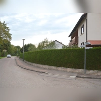 In der Alleestraße in Mönchsroth soll künftig Tempo 30 gelten. (Foto: Peter Tippl)