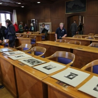 Der historische Sitzungssaal im Stadthaus präsentiert sich in seiner ursprünglichen Einrichtung. Heute wird er, weil nicht barrierefrei, nurmehr für Zusammenkünfte der Stadtrats-Ausschüsse genutzt. (Foto: Martina Kramer)