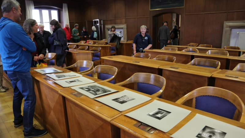 Der historische Sitzungssaal im Stadthaus präsentiert sich in seiner ursprünglichen Einrichtung. Heute wird er, weil nicht barrierefrei, nurmehr für Zusammenkünfte der Stadtrats-Ausschüsse genutzt. (Foto: Martina Kramer)