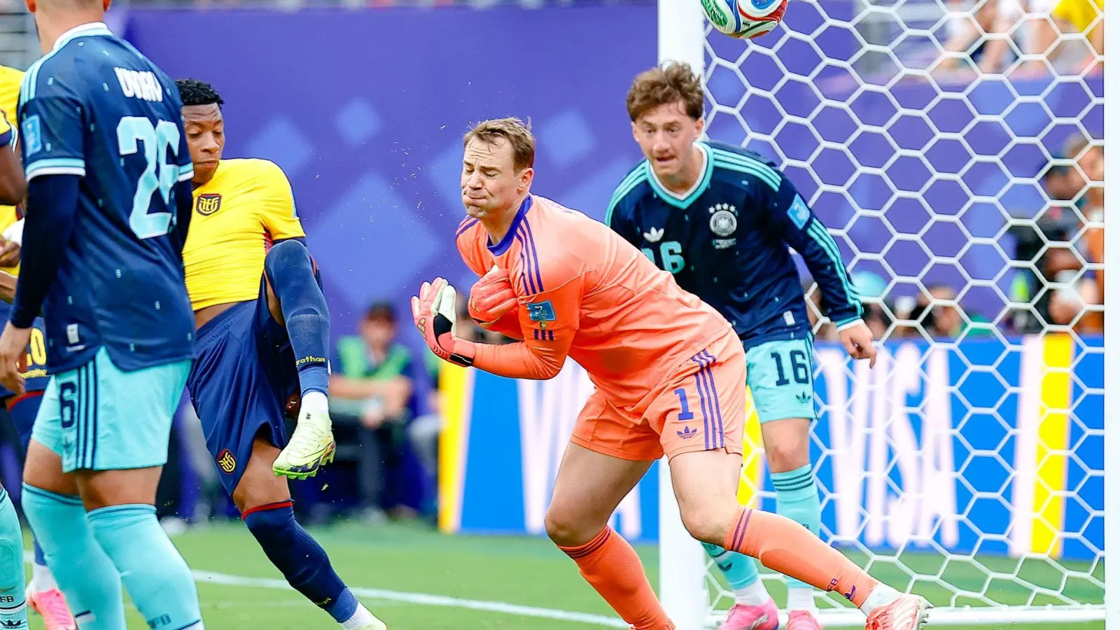 Manuel Neuer kommt gegen Ecuador nicht an den Ball, der Siegtreffer für die Südamerikaner.  (Foto: Shaquan Woody/CSM via ZUMA Press Wire/dpa)