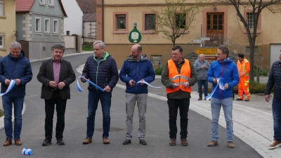 Bernd Riedel, Karl Schmidt, Vize-Bürgermeister Volker Lehrieder, Frank Biedermann, Helmut Brandt vom Landratsamt und Benjamin Lacker von der Regierung (von links) durchschnitten das Band. (Foto: Ulli Ganter)