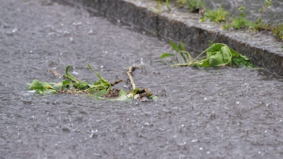 In Bayreuth rückten die Einsatzkräfte wegen des Unwetters mehrfach aus. (Symbolbild) (Foto: Pia Bayer/dpa)