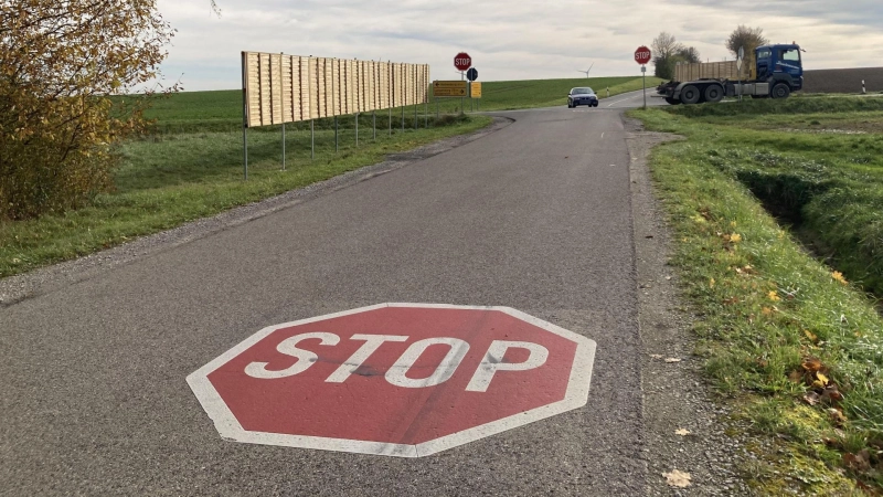 Die bisherigen Maßnahmen wie ein Sichtschutz an der Schnepfendorfer Kreuzung haben nicht viel gebracht und sogar neue Probleme aufgeworfen.  (Archivbild: Clarissa Kleinschrot)