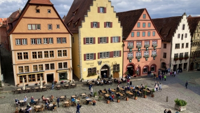 Im nächsten Jahr wird es für die Außenbestuhlung schwierig. Denn dieser Bereich wird abschnittsweise saniert. . (Foto: Clarissa Kleinschrot)