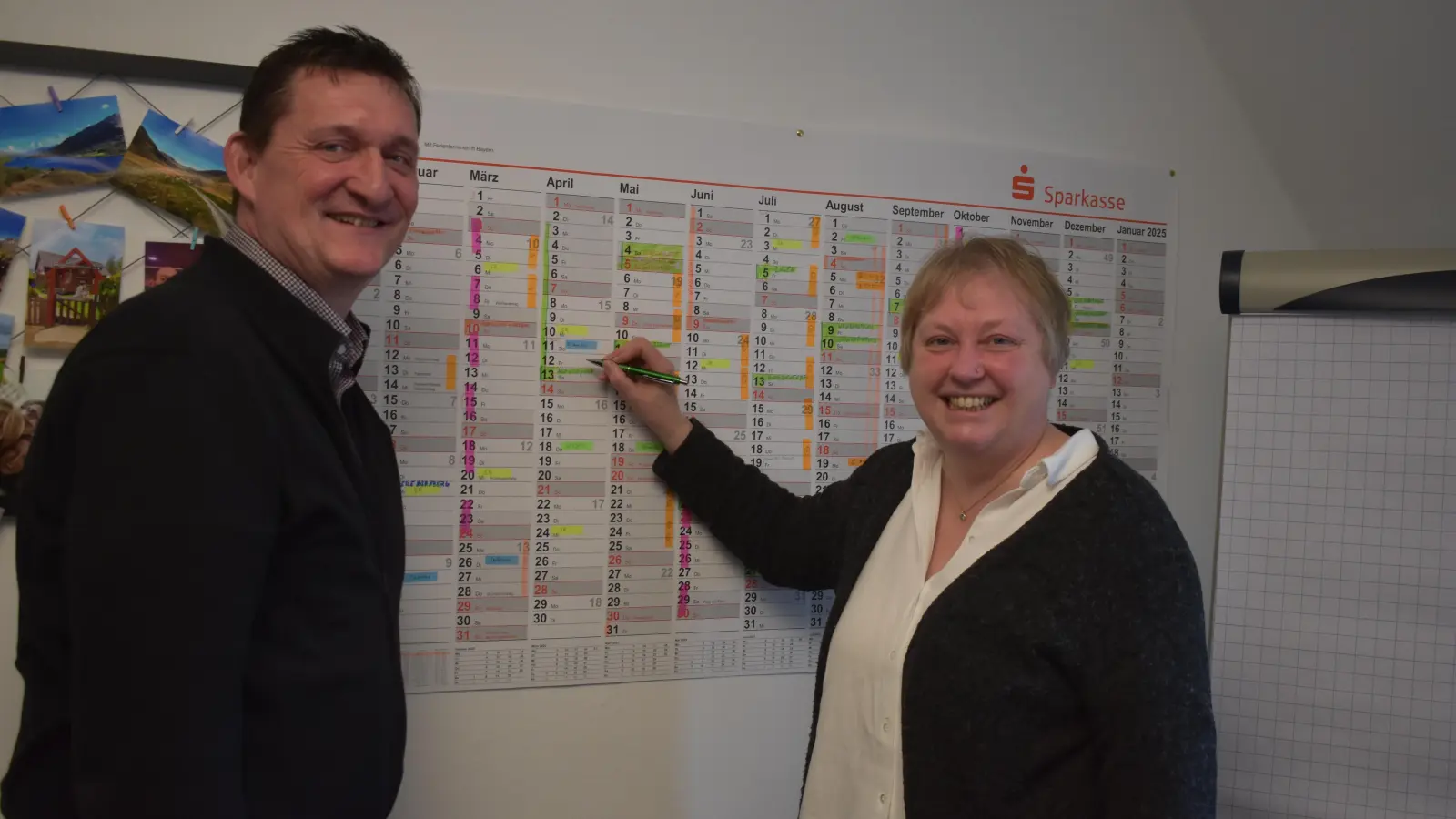 Wirtschaftsförderer Rüdiger Eisen und Sabine Fink, Amtsleiterin Stadtmarketing, werfen einen Blick auf die zahlreichen Veranstaltungen, die in diesem Jahr noch anstehen. (Foto: Ute Niephaus)