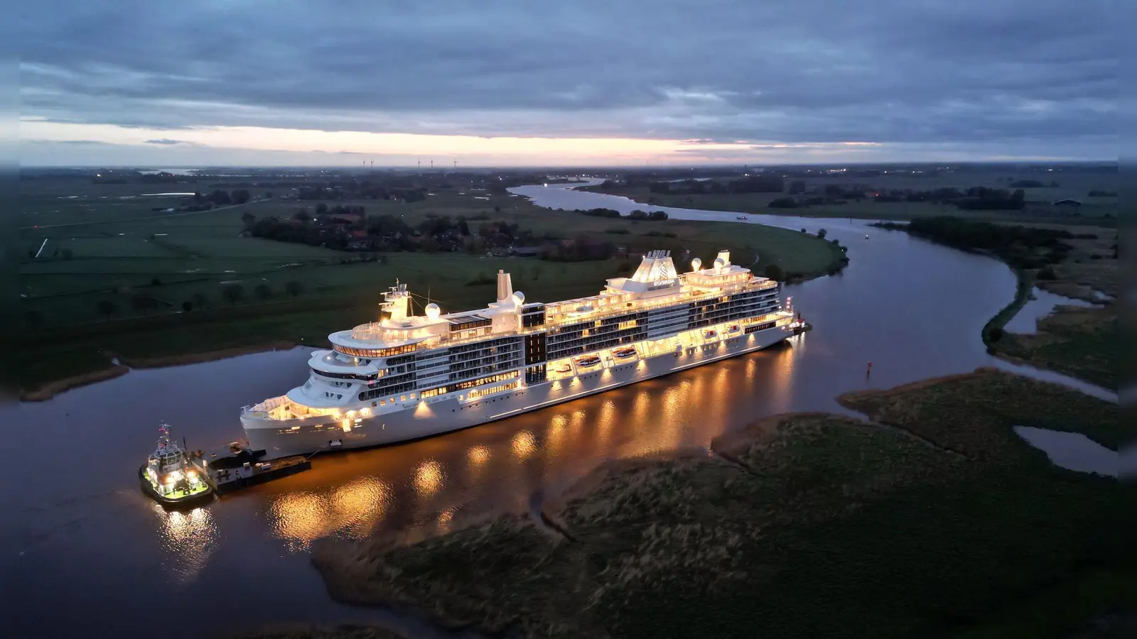 Der Luxusliner „Silver Ray“ auf der Ems vor Leer. (Foto: Lars Penning/dpa)