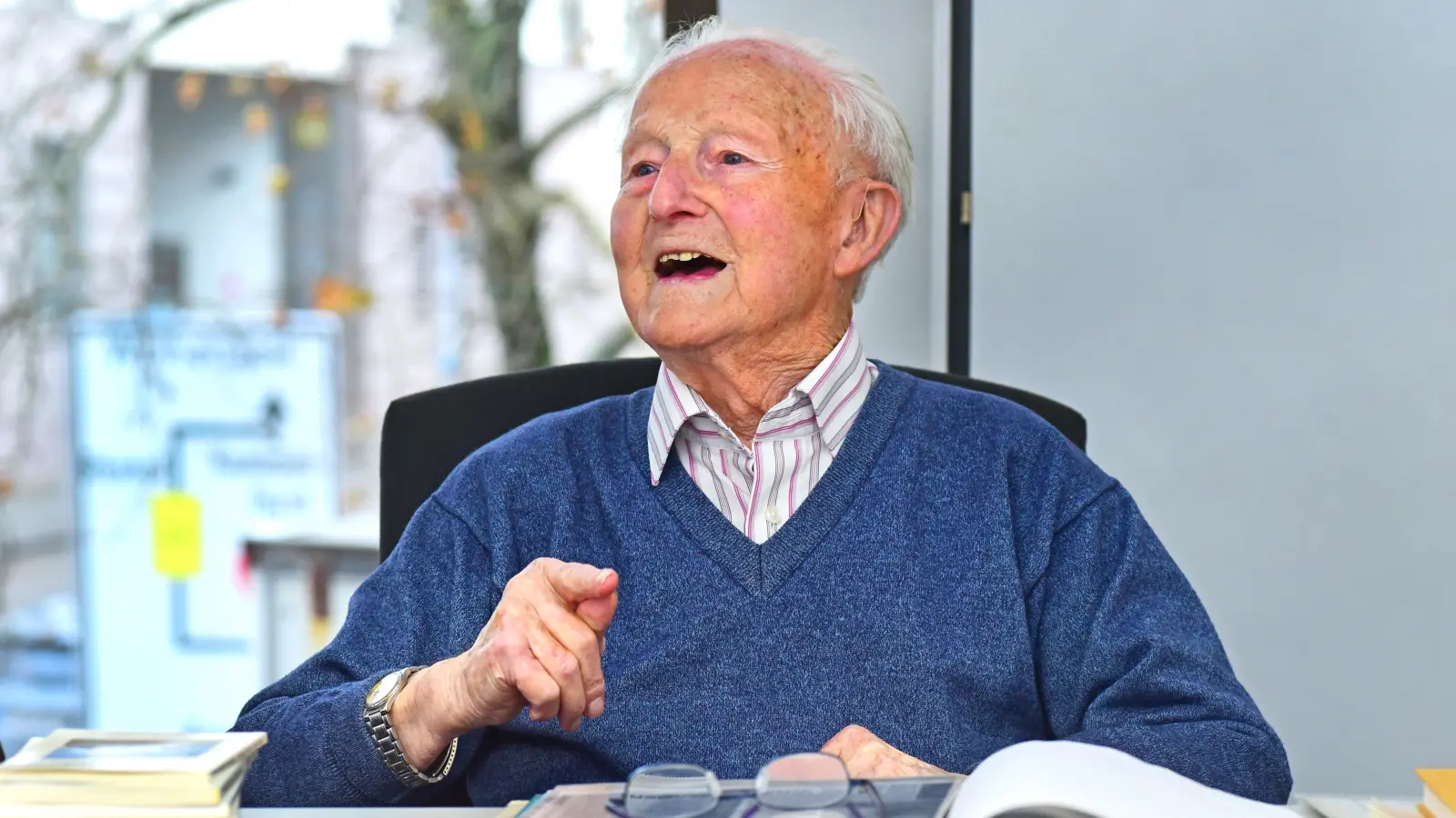 Edmund Zöller in seinem Element: Der Heimatforscher bringt Menschen gerne Geschichte näher. (Archivfoto: Sarina Schwinn)