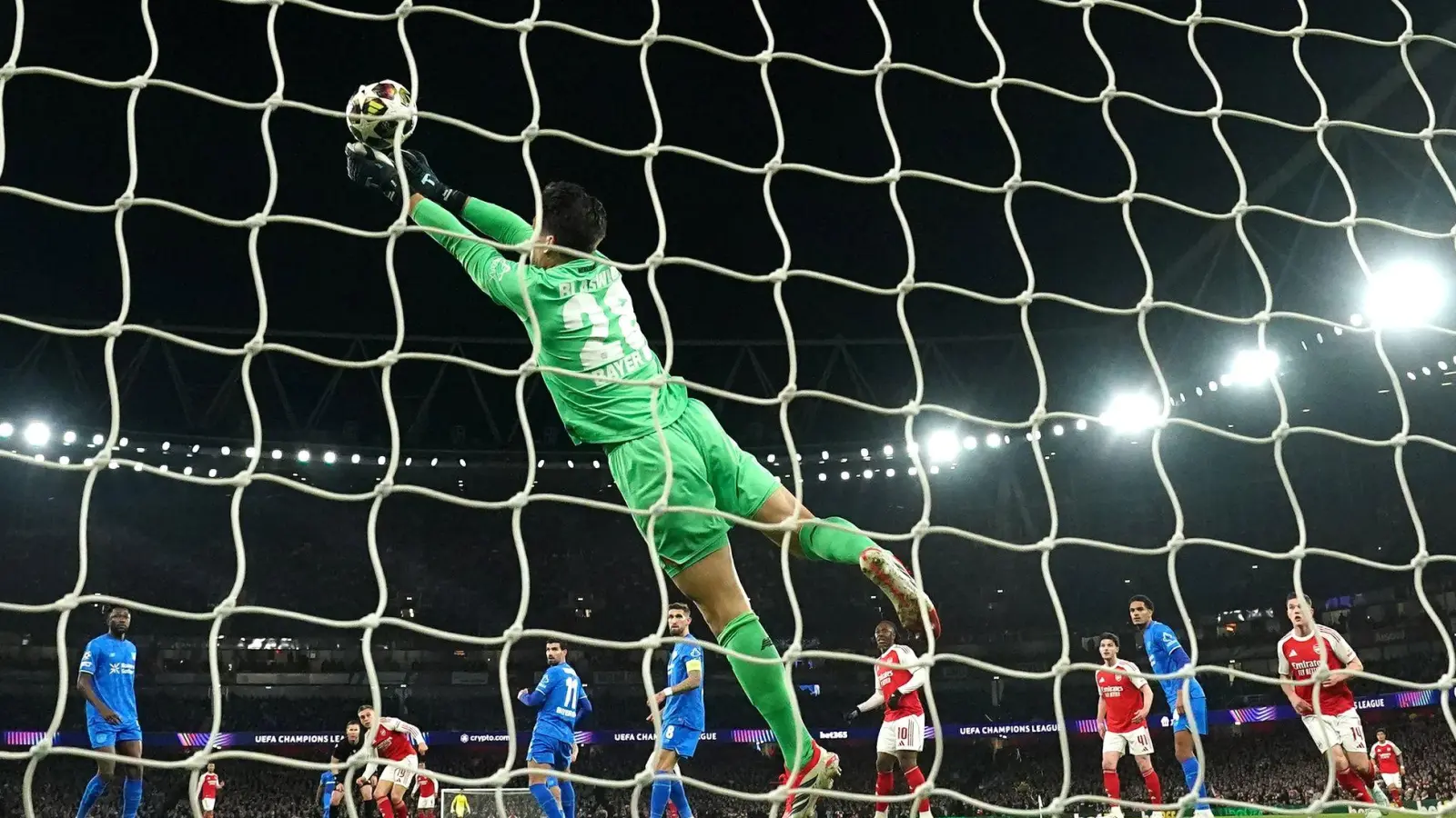 Mit seinen Paraden hielt Torhüter Janis Blaswich Leverkusen lange im Spiel. (Foto: Bradley Collyer/PA Wire/dpa)