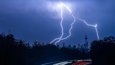 Sieht faszinierend aus, so ein Blitz, kann im Haus aber teure Schäden an der Elektronik verursachen. (Foto: Jan Eifert/dpa/dpa-tmn)