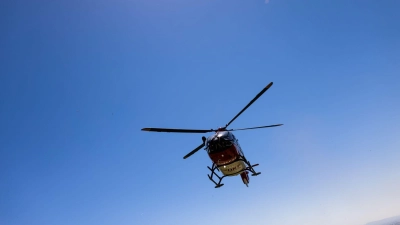 Der Fahrer wurde mit einem Rettungshubschrauber in eine Klinik gebracht. (Symbolbild)  (Foto: Philipp von Ditfurth/dpa)