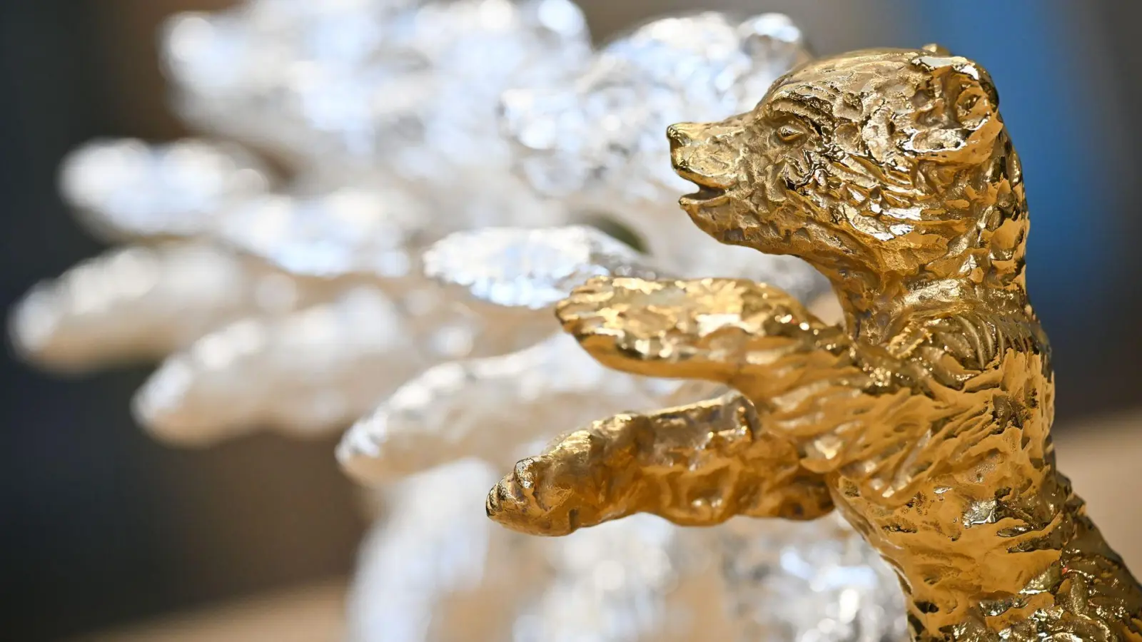 Hat so manchem Skandal die Tatzen gezeigt: der Berlinale-Bär. (Foto: Sebastian Gollnow/dpa)