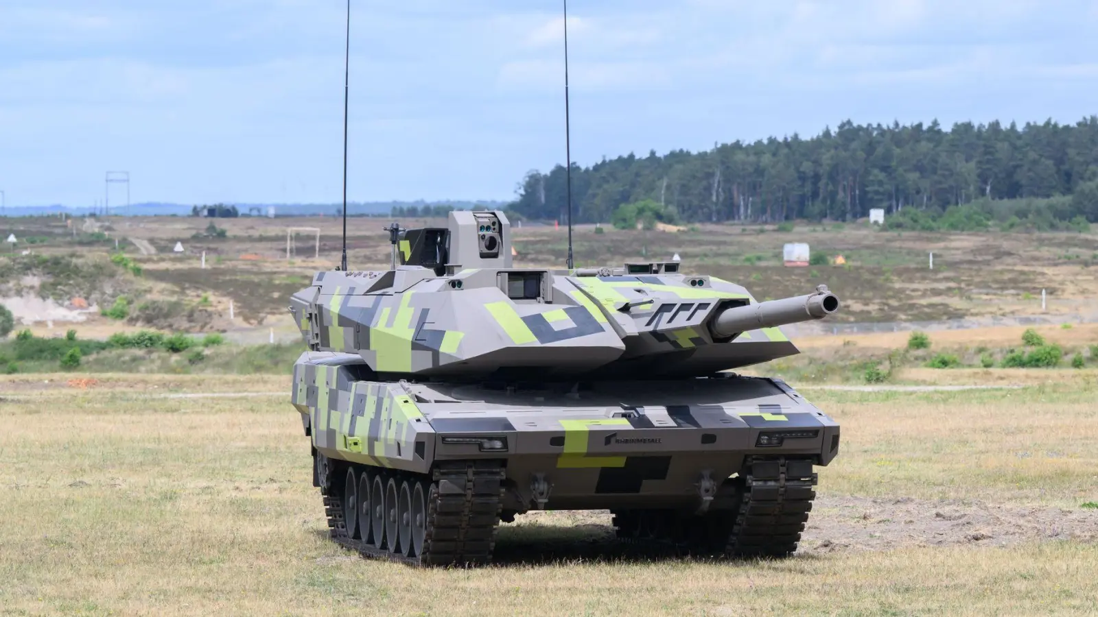 Ein Kampfpanzer Panther KF51 steht im Rheinmetall-Werk Unterlüß in Niedersachsen. Auf Basis dieses Panzers will Rheinmetall zusammen mit Leonardo einen neuen Kampfpanzer bauen. (Foto: Julian Stratenschulte/dpa)