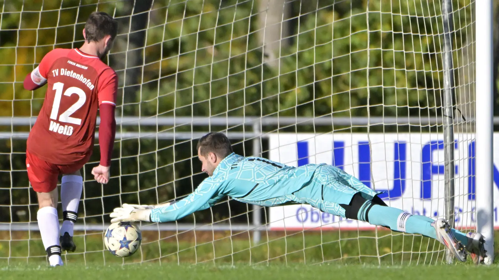 In dieser Szene schnappt Dietenhofens Torhüter Michael Vogelhuber beim 1:0-Sieg gegen Topteam SVV Weigenheim nach dem Ball. Als nächstes mussten sich der Keeper und Georg Weiß (links) auf das zweifach Aufeinandertreffen mit Schlusslicht Ansbach-Eyb vorbereiten. (Foto: Martin Rügner)