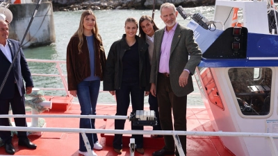  Spaniens Königin Letizia ist bei einem Besuch im nordspanischen Llanes auf einem Fischerboot ausgerutscht. (Foto: Raúl Terrel/EUROPA PRESS/dpa)