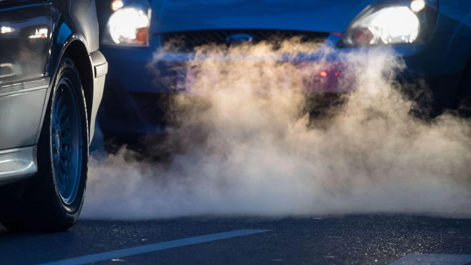 Abgase kommen aus dem Auspuff eines Autos. (Foto: Marijan Murat/dpa)