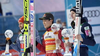 Der Zweitplatzierte Markus Eisenbichler (l-r), der Sieger Ryoyu Kobayashi aus Japan und der Drittplatzierte Lovro Kos aus Slowenien jubeln bei der Siegerehrung. (Foto: Angelika Warmuth/dpa)