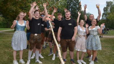 Auch in diesem Jahr stellen die „Kerwa-Madli und -Buam“ wieder den Kerwabaam auf. (Foto: Peter Tippl)
