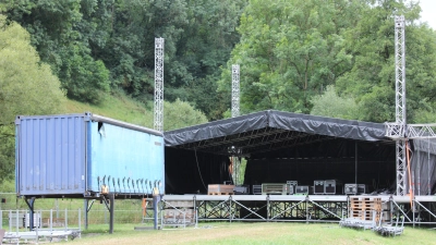 Bald ist es soweit. Die erste Bühne für das Open-Air steht. Das Livemusik-Programm beginnt am Donnerstag, 9. August. (Foto: Jarah Greipel)