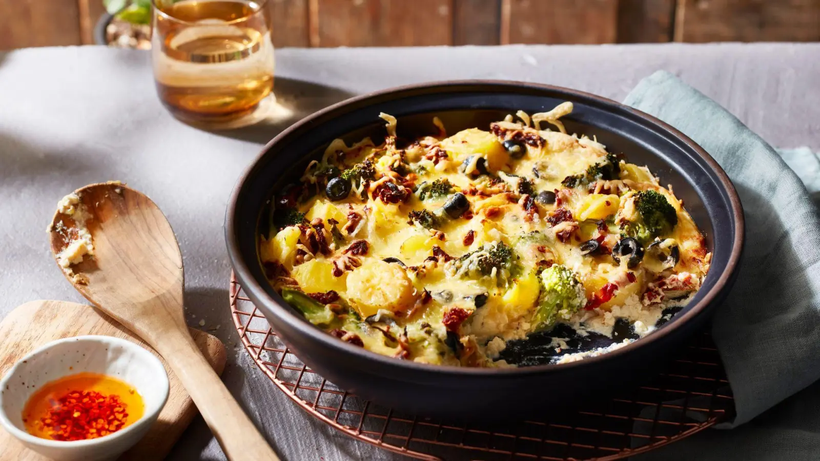 Tomaten und Oliven verleihen dem Kartoffelauflauf einen mediterranen Geschmack. (Foto: KMG/die-kartoffel.de/dpa-tmn)