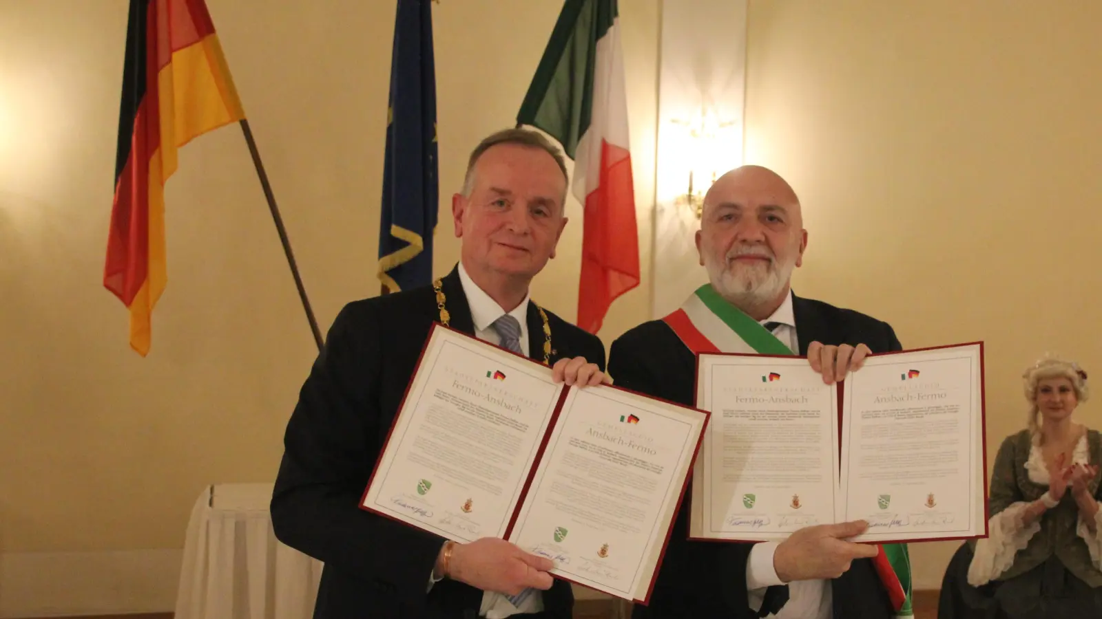 20 Jahre nach Beginn der Städtepartnerschaft von Ansbach und Fermo ist sie nun erneuert worden. Oberbürgermeister Thomas Deffner und Stadtrats-Präsident Giulio Pascali zeigten stolz die unterzeichnete Erneuerungskurkunde des Bündnisses. (Foto: Robert Maurer)