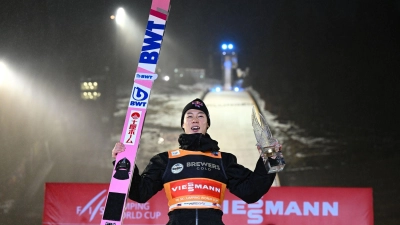 Ryoyu Kobayashi bejubelt seinen Sieg beim Springen in Willingen. (Foto: Arne Dedert/dpa)