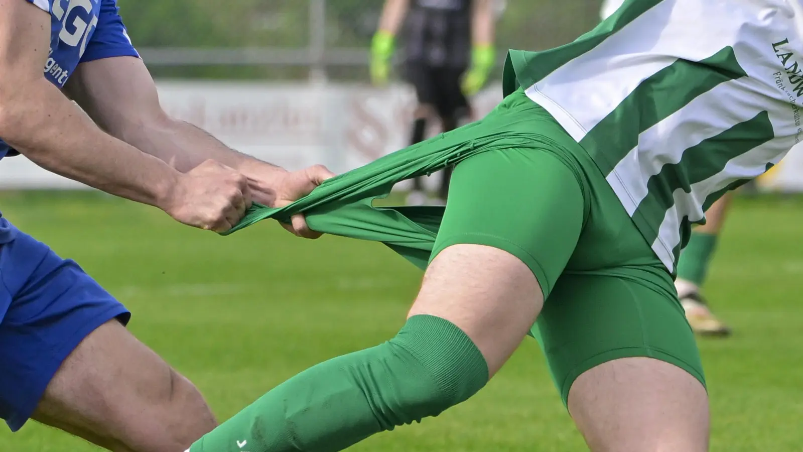 Ein beherzter Griff an die Hose – auch das gehört zum Repertoire, mit dem beim Fußball Zweikämpfe bestritten werden. (Foto: Martin Rügner)