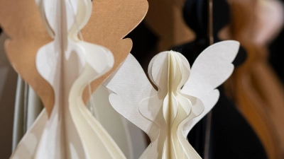 Nachhaltigkeit: Die Weihnachtsengel aus Papier und Pappe von Only Natural sind filigran und ressourcenschonend. (Foto: Franziska Gabbert/dpa-tmn)