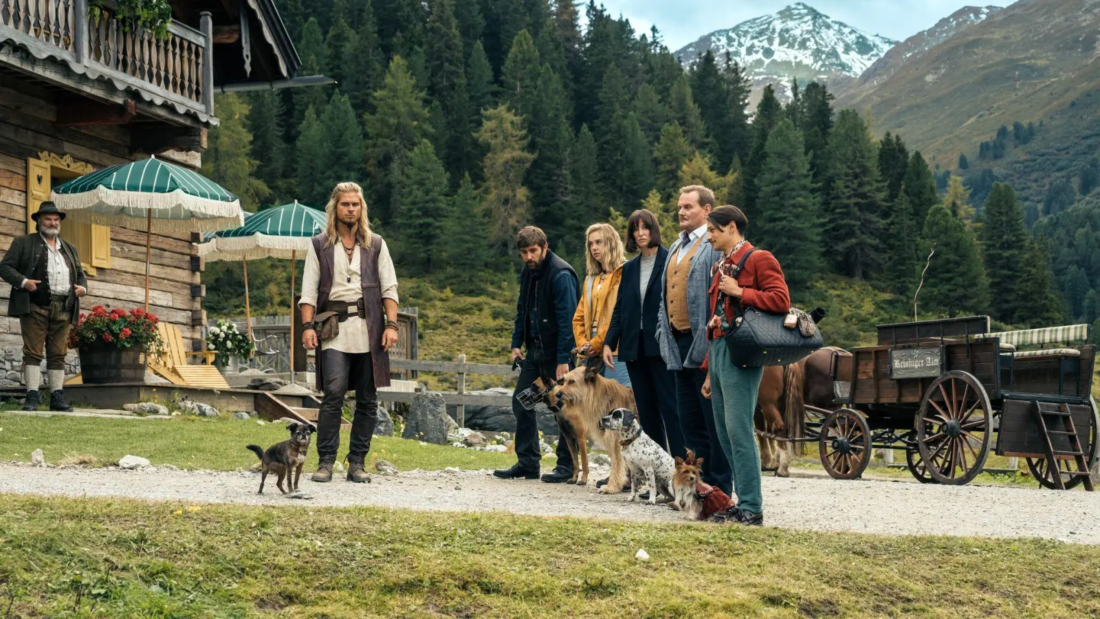 Rúrik Gíslason (v.l.n.r.), Kerim Waller, Anna Herrmann, Alexandra Maria Lara, Devid Striesow und Doga Gürer in einer Szene des Films „Eat Pray Bark – Therapie auf 4 Pfoten“ (undatiert). Der Film ist seit 1. April auf Netflix zu sehen. (Foto: Stephan Rabold/Netflix/dpa)