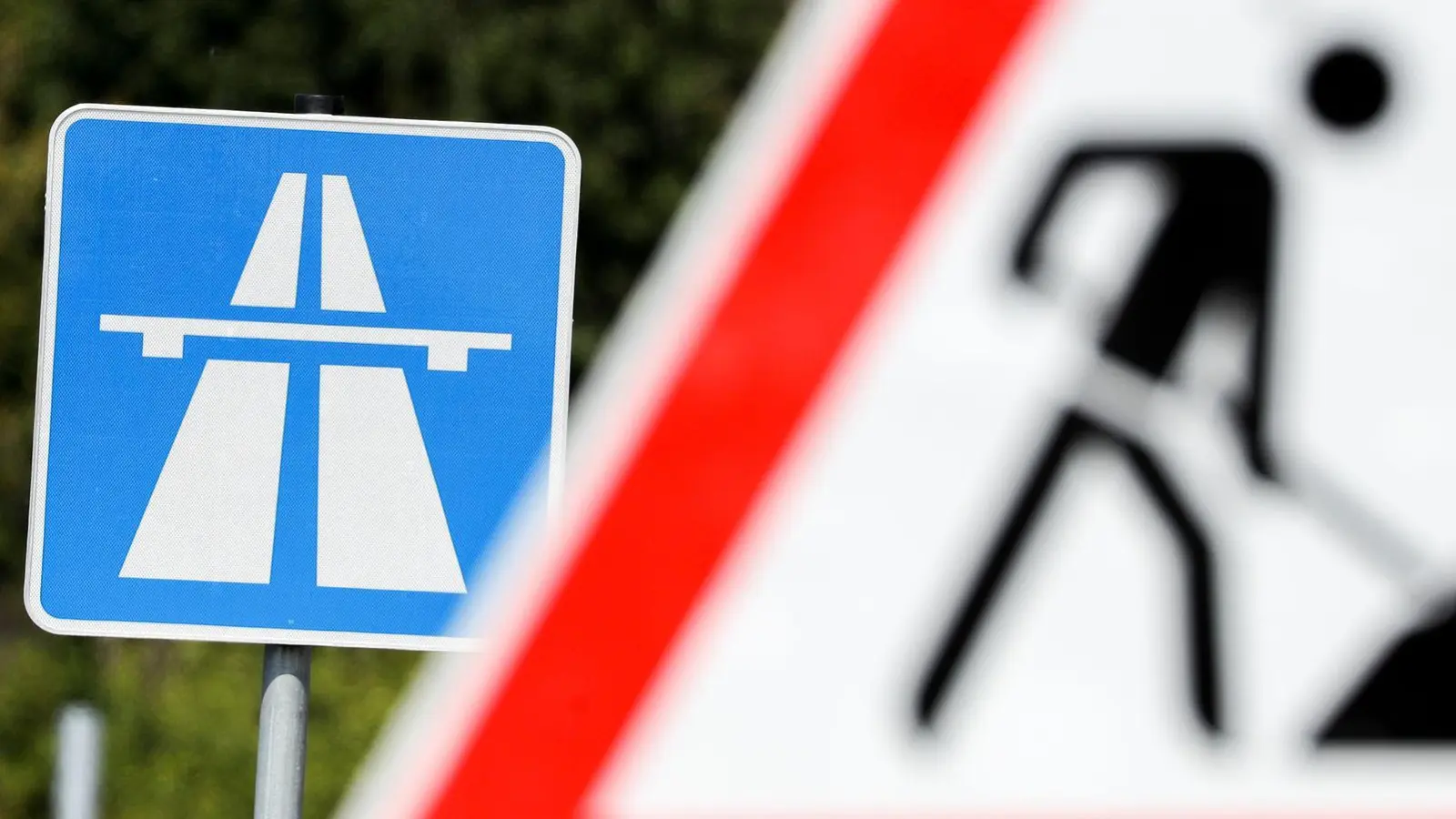 Die Autobahn ist für die Erneuerung des Fahrbahnbelags gesperrt. (Symbolbild) (Foto: Jan Woitas/dpa-Zentralbild/dpa)