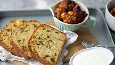 Außen knusprig, innen weich: Texas-Toast verdient als Beilage mehr Beachtung, findet Food-Bloggerin Mareike Pucka. Hier serviert mit würzigen Blumenkohlröschen. (Foto: Mareike Pucka/biskuitwerkstatt.de/dpa-tmn)