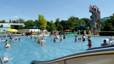 Im Nichtschwimmerbecken des Dr.-Hans-Schmotzer-Bades wäre am Montagabend ein kleiner Junge fast ertrunken. Der Dreijährige konnte erfolgreich reanimiert werden. (Archivbild: Bastian Lauer)