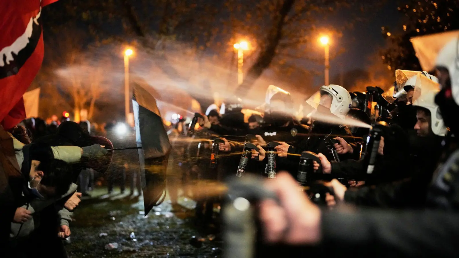 In Istanbul wird trotz Verbots demonstriert.  (Foto: Khalil Hamra/AP/dpa)