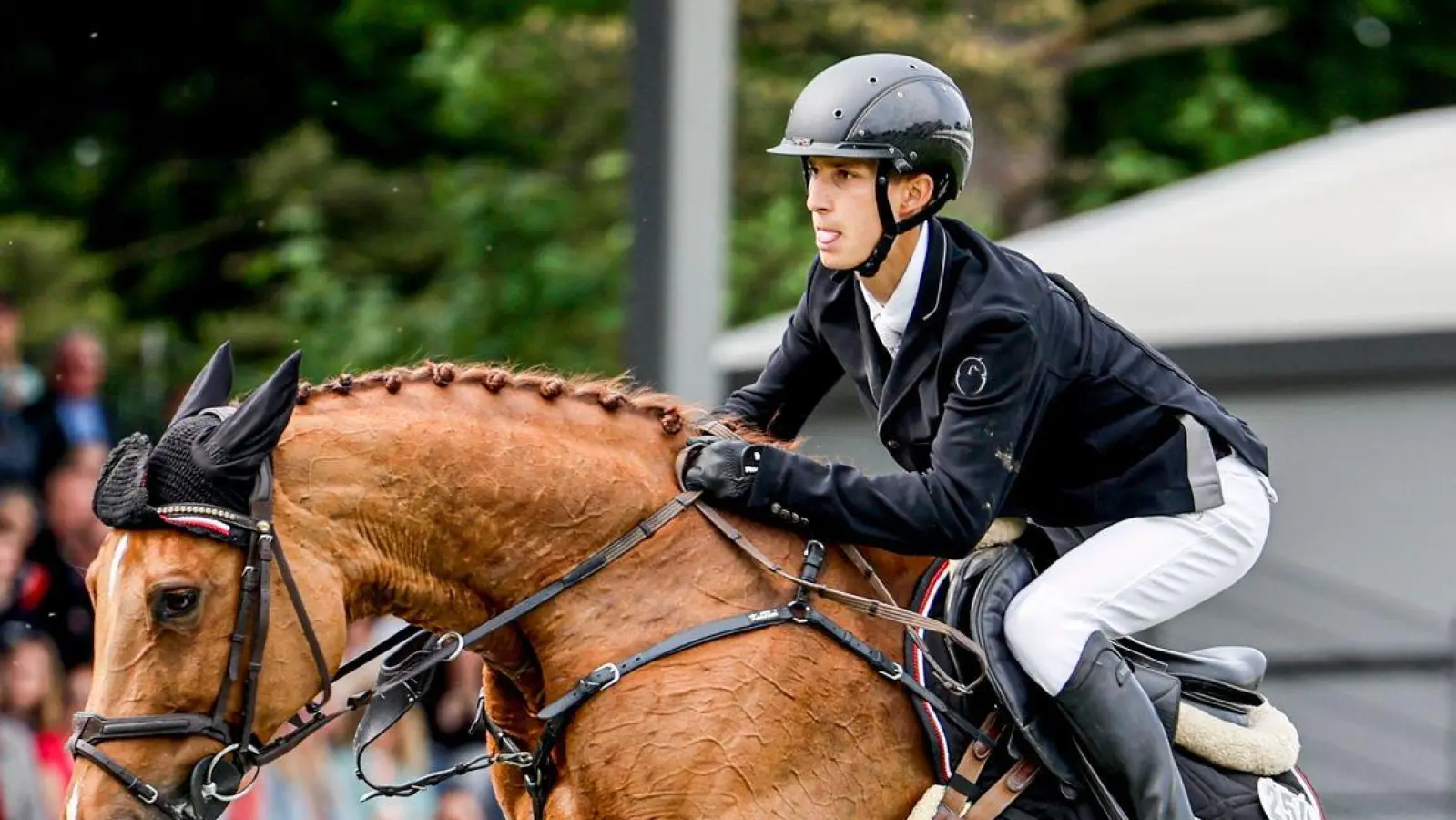 Marvin Jüngel konnte seinen Sieg beim deutschen Spring-Derby aus dem Vorjahr wiederholen. (Foto: Axel Heimken/dpa)