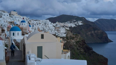 Die Erdbebenserie rund um die griechische Urlaubsinsel Santorini dauert an. (Foto vom 4.2.) (Foto: Petros Giannakouris/AP/dpa)