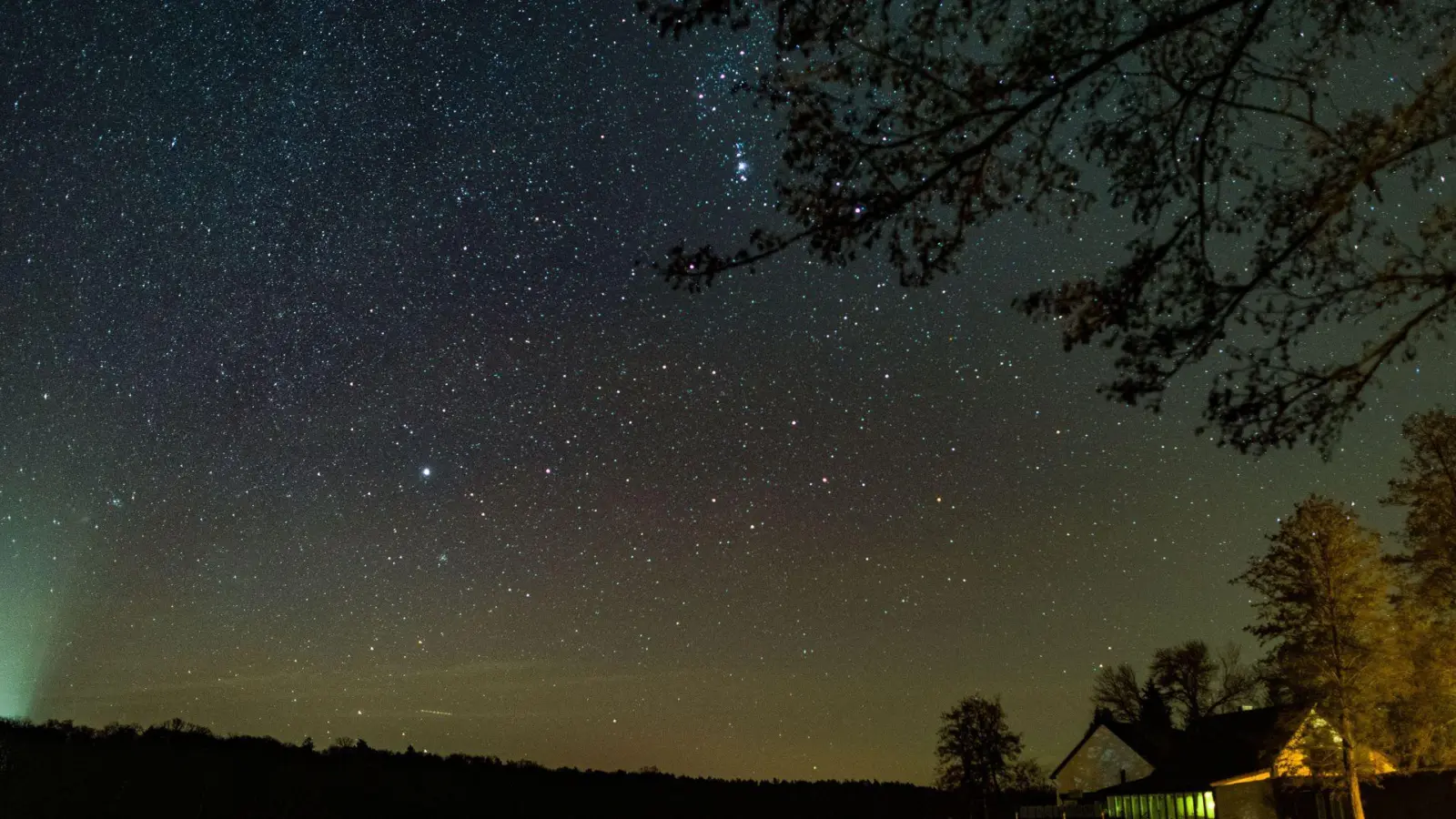 In der Silvesternacht lohnt nicht nur der Blick auf Raketengefunkel. (Archivbild) (Foto: Patrick Pleul/dpa-Zentralbild/dpa)