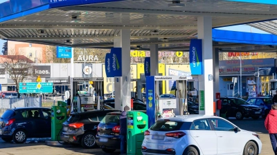 Polens Parlament hat eine Gesetzesänderung beschlossen, wonach Benzin und Diesel künftig geringer besteuert werden. (Archivbild) (Foto: Patrick Pleul/dpa)