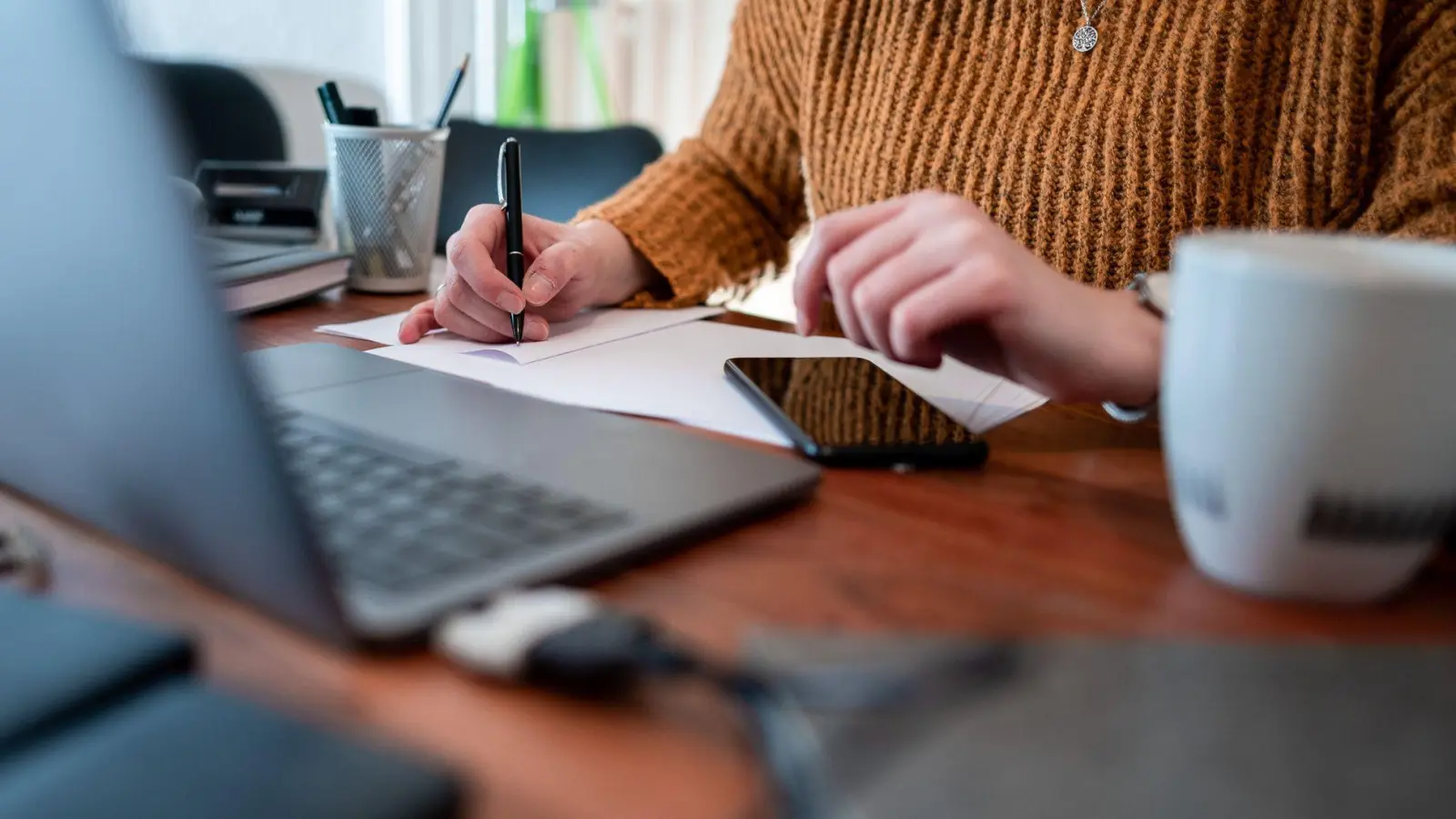 Alter, Geschlecht, Religion: Im Bewerbungsprozess kann es auf vielfältige Weise zu Diskriminierung kommen. Betroffene müssen das aber belegen können. (Foto: Fabian Strauch/dpa/dpa-tmn)