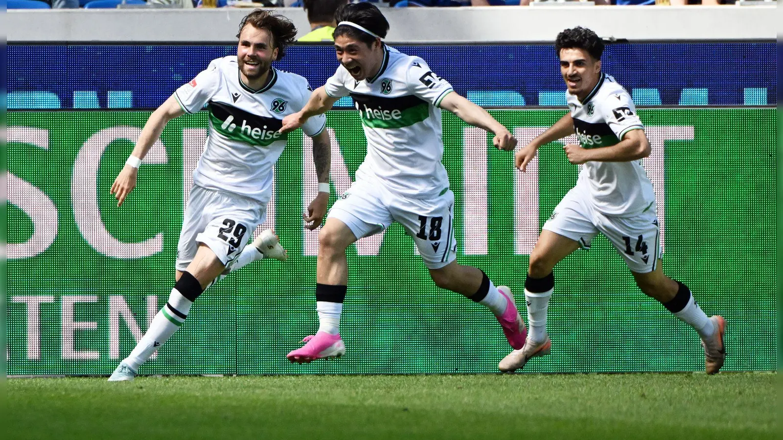 Hannover 96 jubelt in Karlsruhe. (Foto: Uli Deck/dpa)