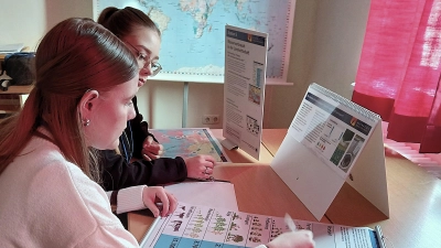 Die Schülerinnen Jana Jakob (vorne) und Giulia Butacel bereiten sich inhaltlich auf das Rollenspiel vor. (Foto:  India Köhnlein)