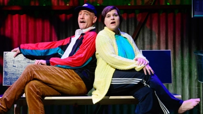 Schlagerduo an der Bushaltestelle: Robert Arnold und Katja Schumann. (Foto: Jim Albright)