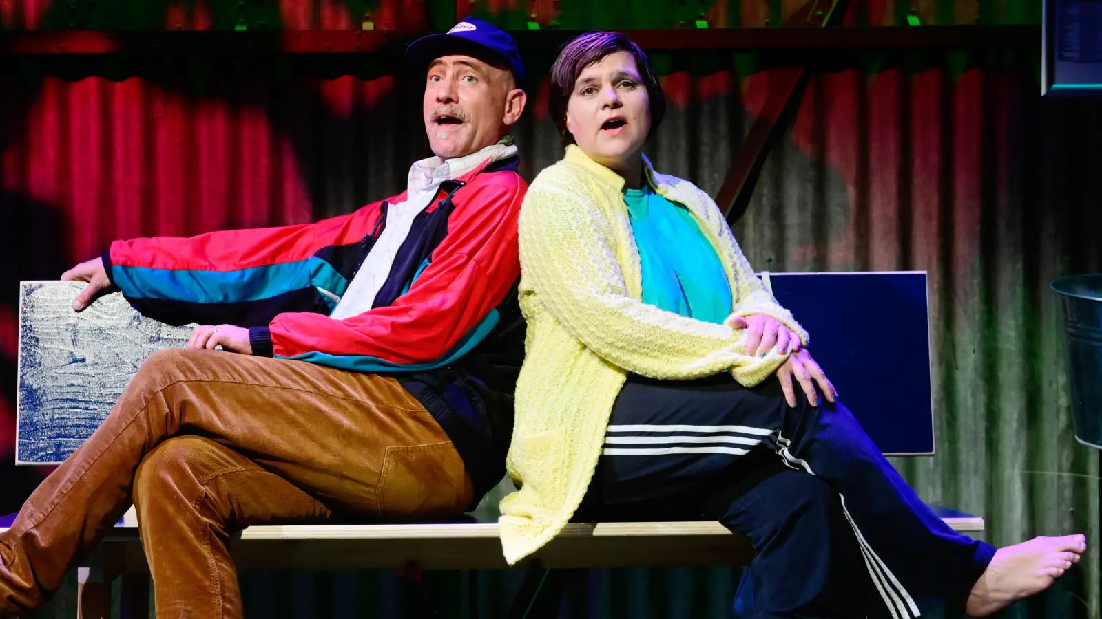 Schlagerduo an der Bushaltestelle: Robert Arnold und Katja Schumann. (Foto: Jim Albright)