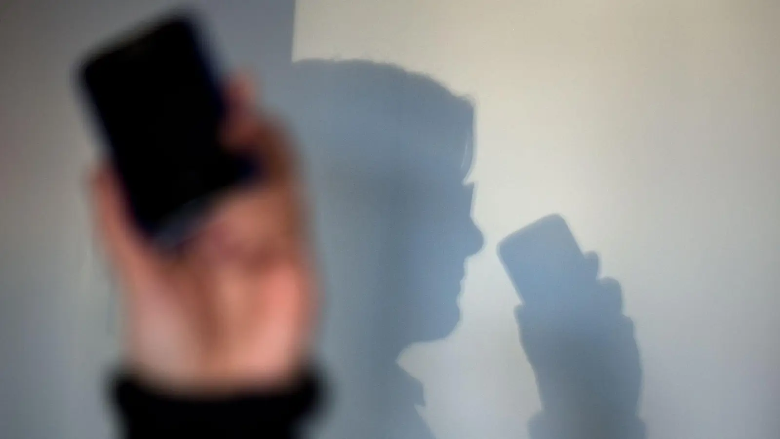 Das Ehepaar fiel schließlich auf die Telefonbetrüger herein. (Symbolbild) (Foto: Arno Burgi/dpa-Zentralbild/dpa)