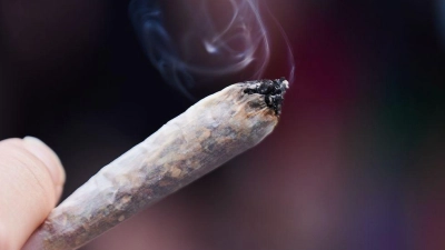 Forscher legen einen Zwischenbericht nach zwei Jahren Teillegalisierung vor. (Symbolbild) (Foto: Annette Riedl/dpa)