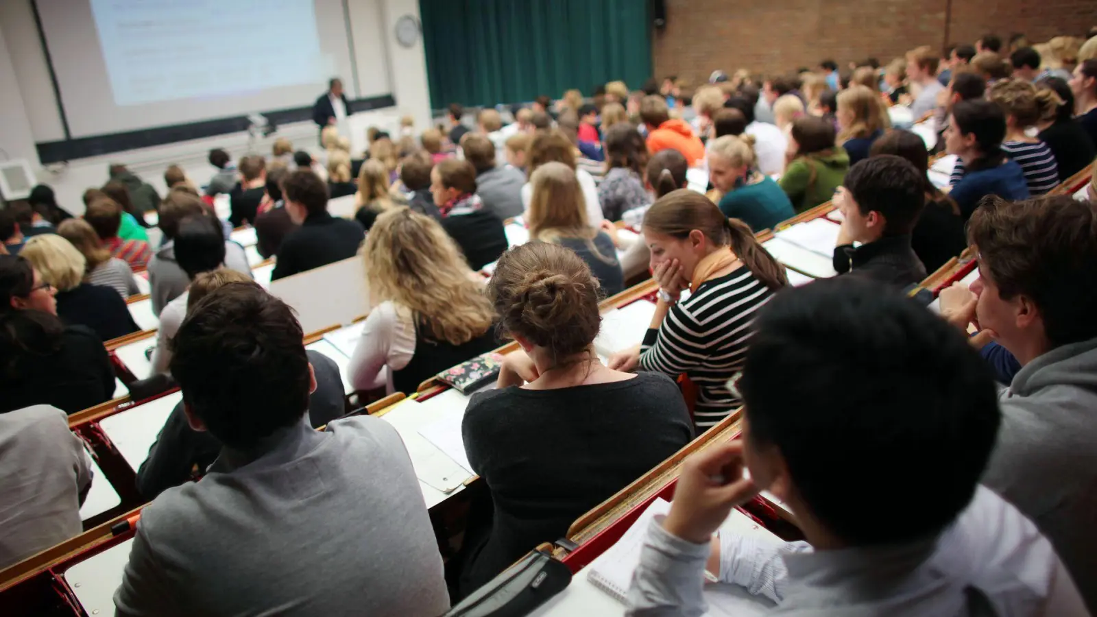 Rund jeder sechste Studierende bekommt Bafög.  (Foto: Oliver Berg/dpa)