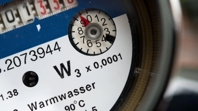 Haben bald ausgedient: Die alten Messgeräte, für die bislang einmal im Jahr der Ablesedienst kommen musste, müssen bis Ende des Jahres fernablesbar sein.  (Foto: Andrea Warnecke/dpa-tmn)