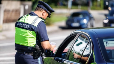 Die Polizei fand bei der Kontrolle eines Autofahrers an der A6 bei Aurach zwei Waffen, die der 34-Jährige in der Fahrertür deponiert hatte. (Symbolbild: Matthias Balk/dpa)