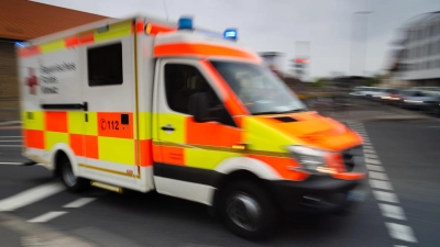 Warum der Rettungswagen von der Straße abkam, ist noch unklar. (Symbolbild) (Foto: Nicolas Armer/dpa)