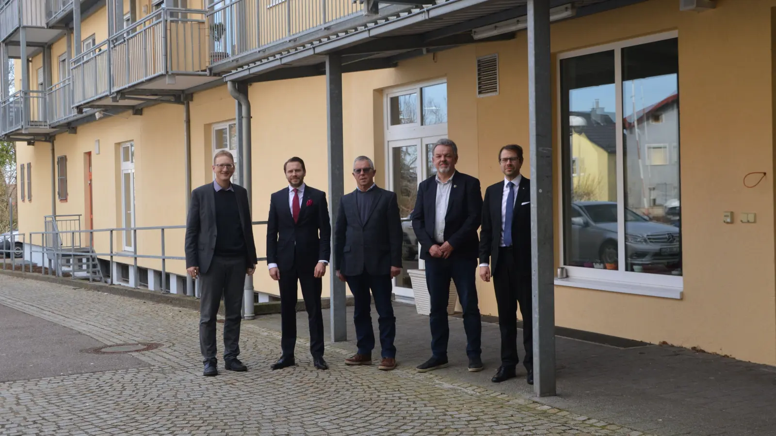 Max von Egidy, Sebastian Kulig, Gerhard Moser, Hermann Schuch und Michael Kulig (von links) freuen sich über die gefundene Lösung auf dem Areal der alten Brauerei an der Ringstraße. (Foto: Johannes Zimmermann)