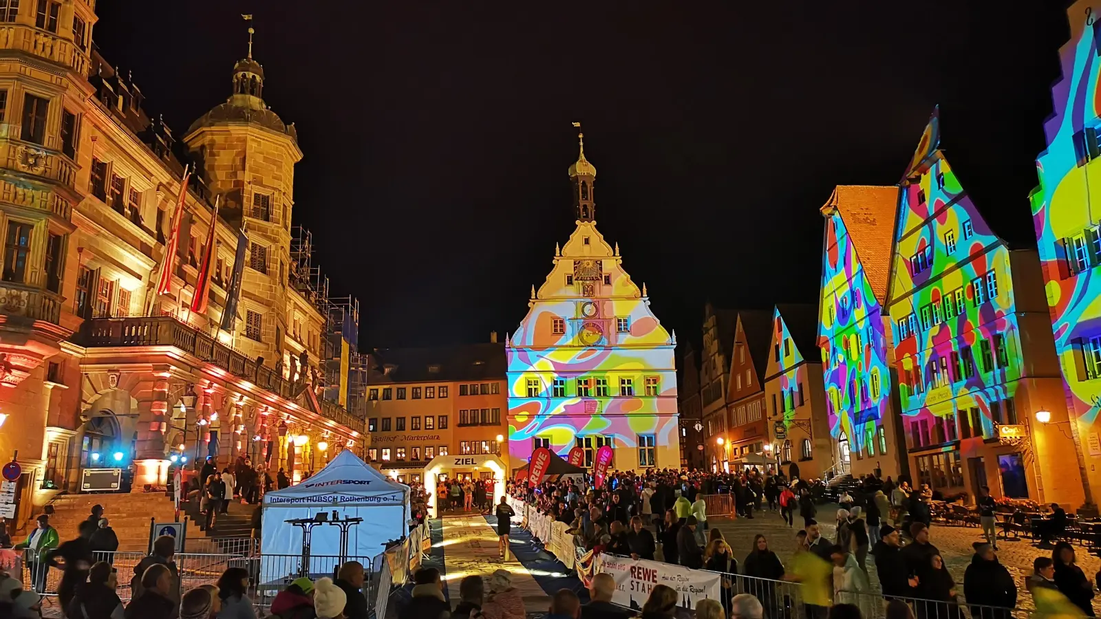 Abendliches Farbenspiel am Marktplatz: Die visuelle Komponente spielt beim Lichterlauf eine tragende Rolle. (Foto: Jürgen Binder)